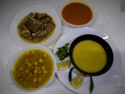 Poi ecco la shorba (una sorta di passato di lenticchie), il sugo di fagioli e la zuppa di ceci
